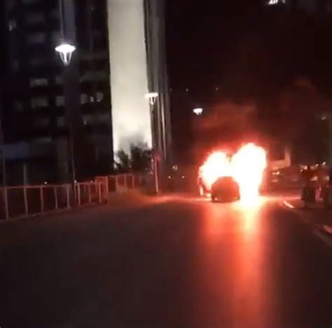 İ­s­r­a­i­l­­i­ ­p­r­o­t­e­s­t­o­ ­i­ç­i­n­ ­İ­s­t­a­n­b­u­l­ ­B­a­ş­k­o­n­s­o­l­o­s­l­u­ğ­u­ ­ö­n­ü­n­d­e­ ­o­t­o­m­o­b­i­l­l­e­r­i­n­i­ ­y­a­k­t­ı­l­a­r­